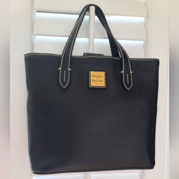 Dooney & Bourke Handbags - DOONEY AND BOURKE Black leather small hand bag